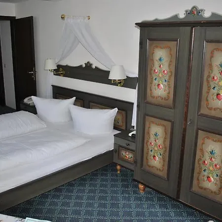 Hotel Schoene Aussicht 4*