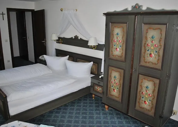 Hotel Schoene Aussicht 4*